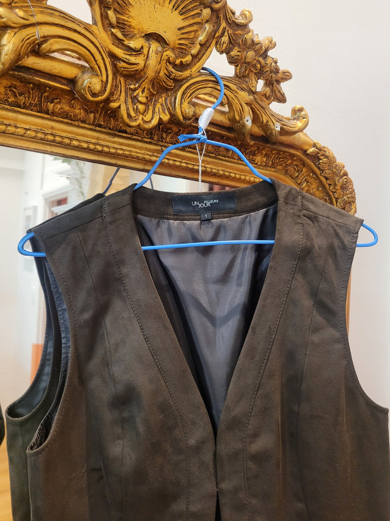 Sleeveless Brown Vest with Elegant Finishes - Un jour ailleurs