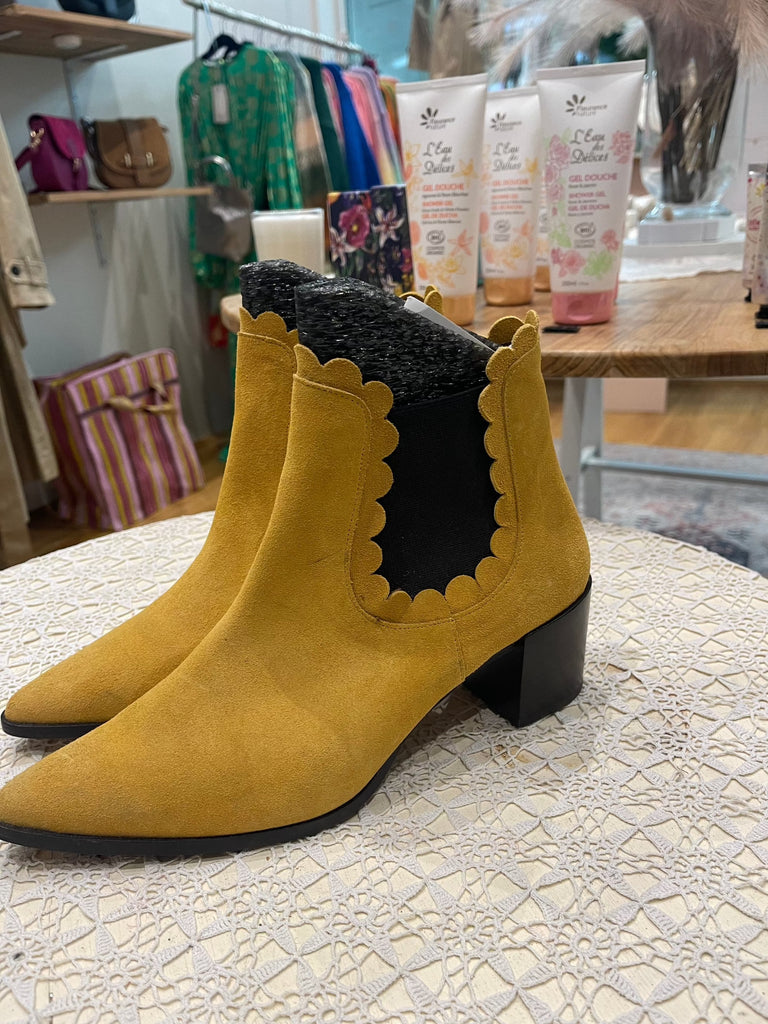 Second hand yellow leather shoes