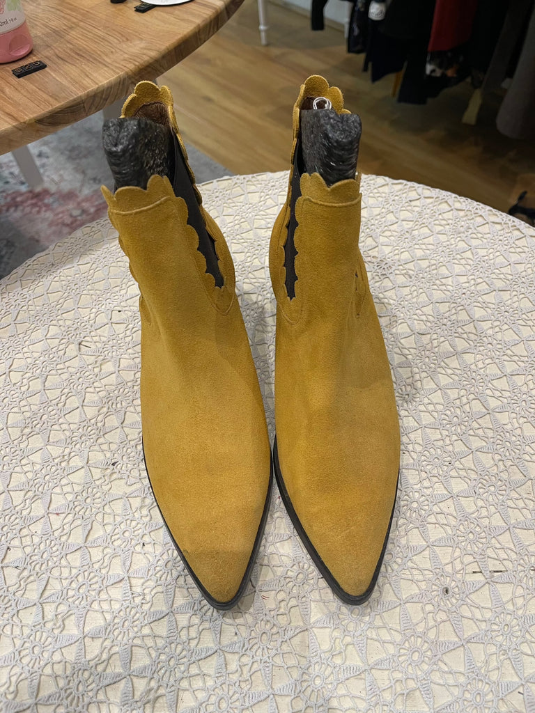 Second hand yellow leather shoes